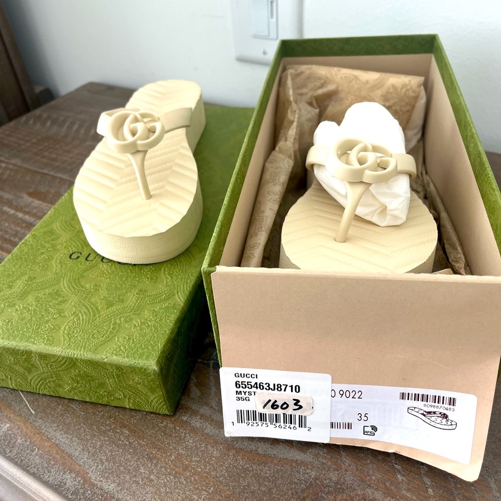 Brand new beautiful&comfortable cream Gucci beach/ pool sandals. With the box!